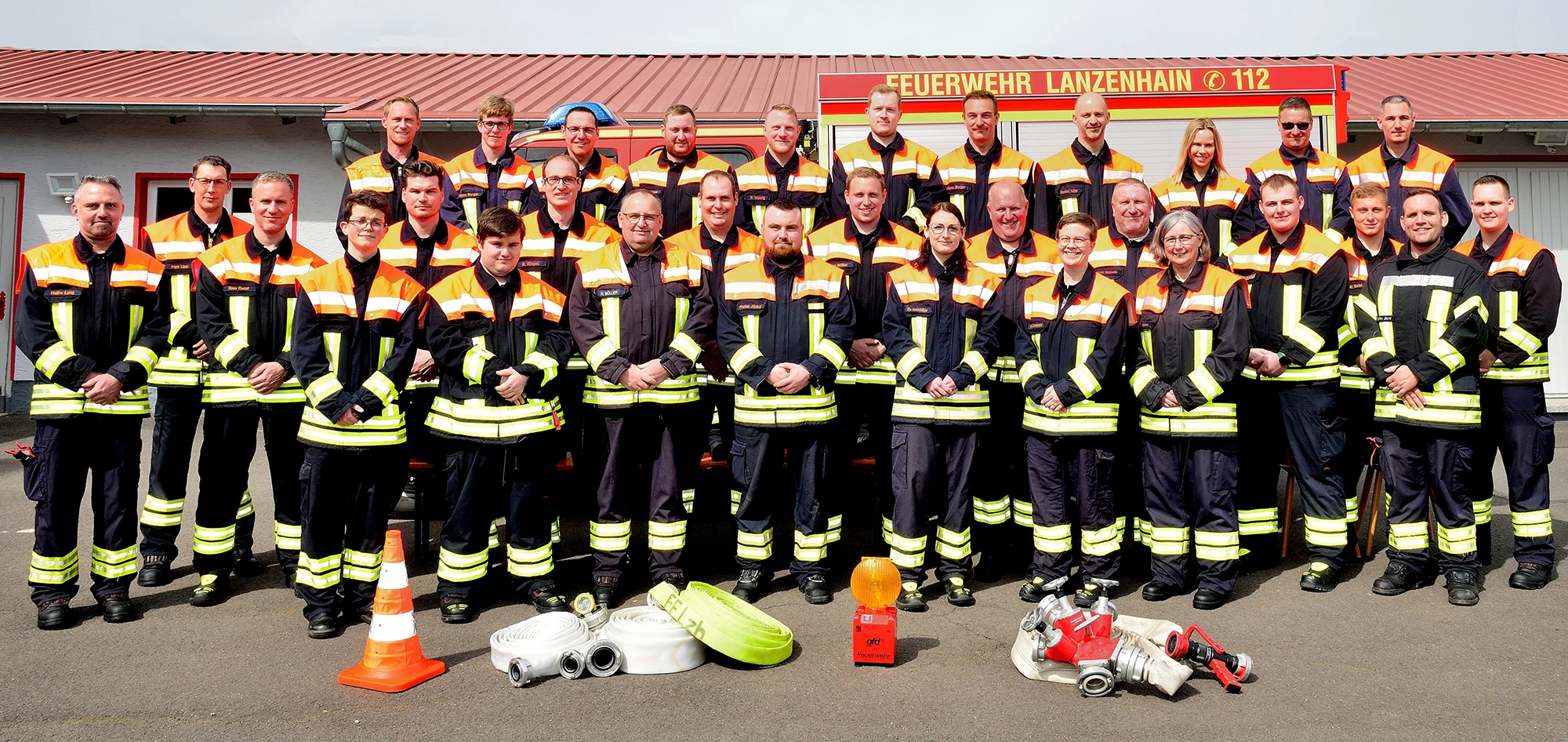 Gruppenbild der Einsatzabteilung Lanzenhain im Einsatzanzug.